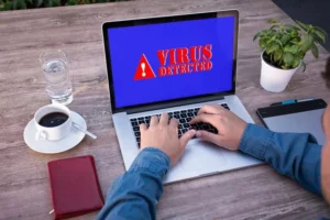 تفاوت بین بدافزار، ویروس و کرم کامپیوتری چیست؟ (راهنمای جامع)